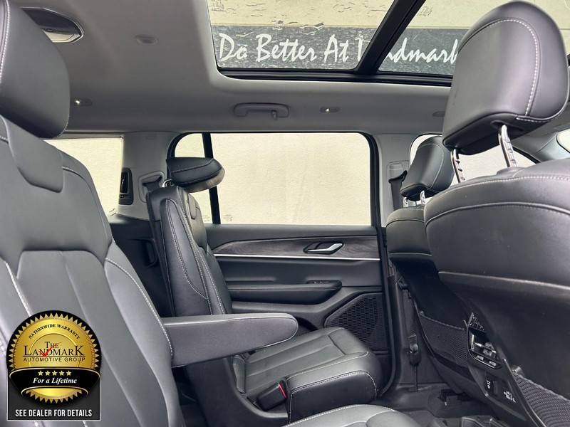 Jeep Grand Cherokee L Vehicle Full-screen Gallery Image 16