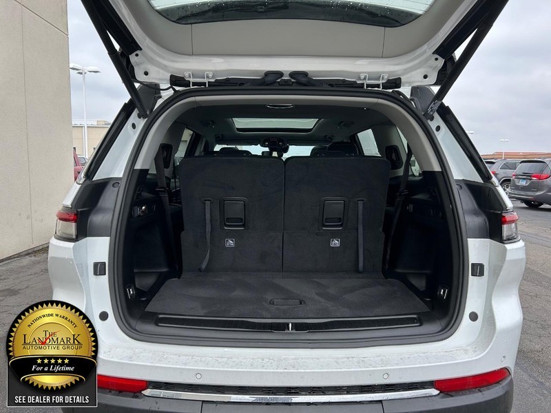 Jeep Grand Cherokee L Vehicle Full-screen Gallery Image 23