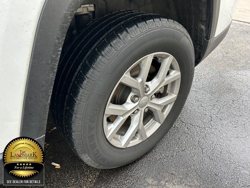 Jeep Grand Cherokee L Vehicle Full-screen Gallery Image 24