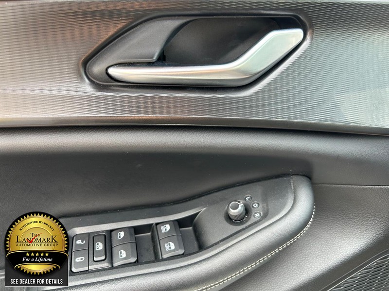 Jeep Grand Cherokee L Vehicle Full-screen Gallery Image 8