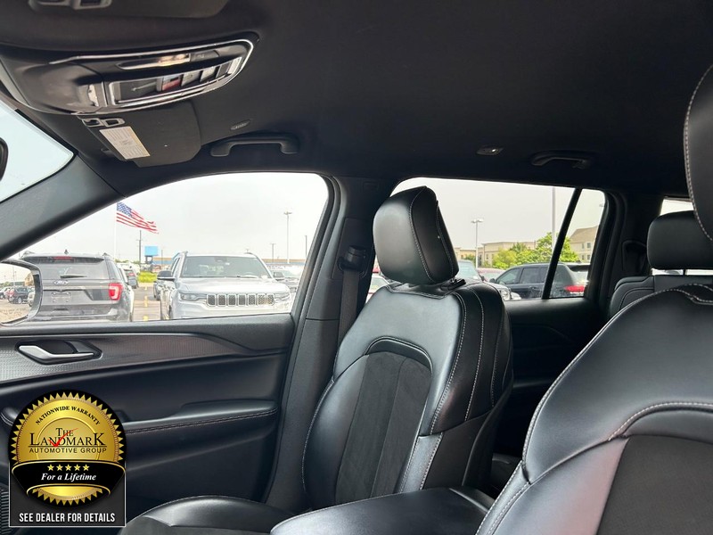 Jeep Grand Cherokee L Vehicle Full-screen Gallery Image 9