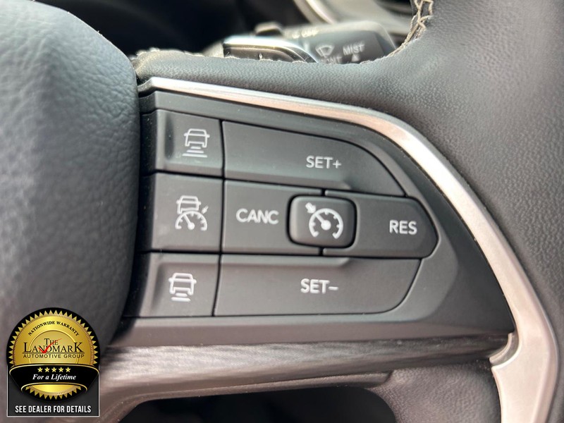 Jeep Grand Cherokee L Vehicle Full-screen Gallery Image 11