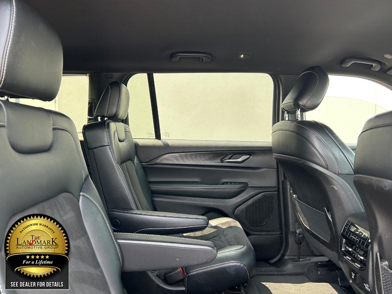 Jeep Grand Cherokee L Vehicle Full-screen Gallery Image 15