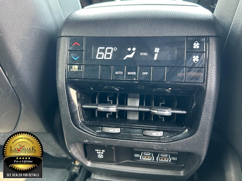 Jeep Grand Cherokee L Vehicle Full-screen Gallery Image 16