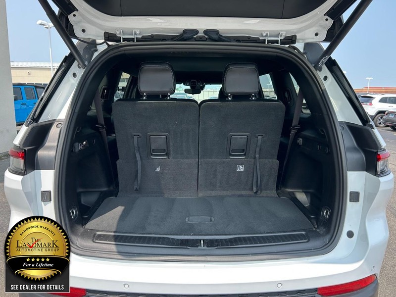 Jeep Grand Cherokee L Vehicle Full-screen Gallery Image 21