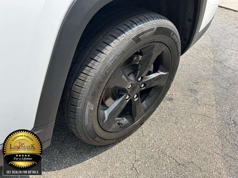 Jeep Grand Cherokee L Vehicle Full-screen Gallery Image 22