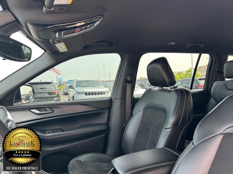 Jeep Grand Cherokee L Vehicle Full-screen Gallery Image 9