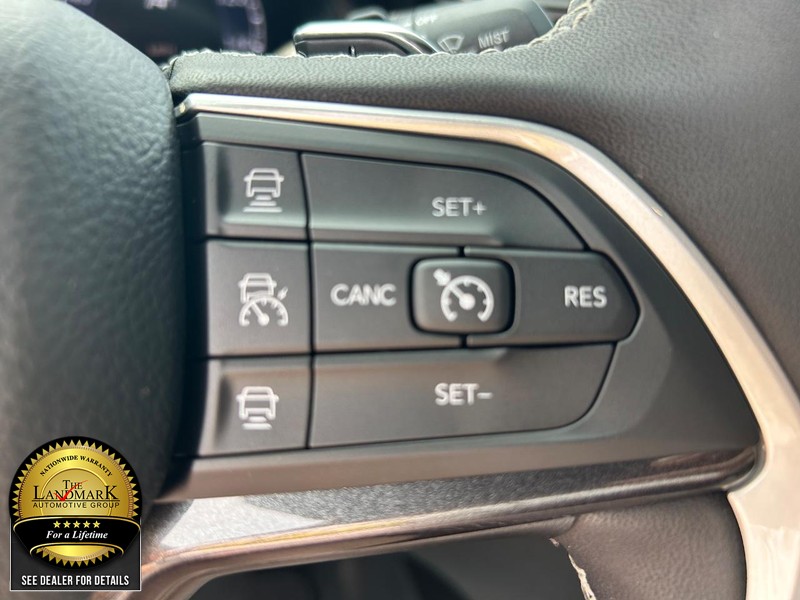 Jeep Grand Cherokee L Vehicle Full-screen Gallery Image 11