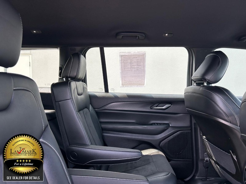 Jeep Grand Cherokee L Vehicle Full-screen Gallery Image 15