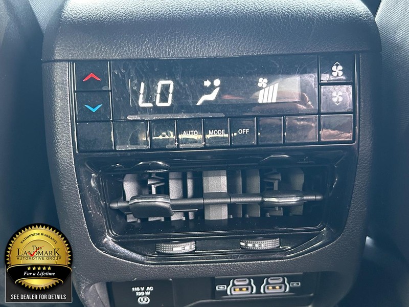 Jeep Grand Cherokee L Vehicle Full-screen Gallery Image 16