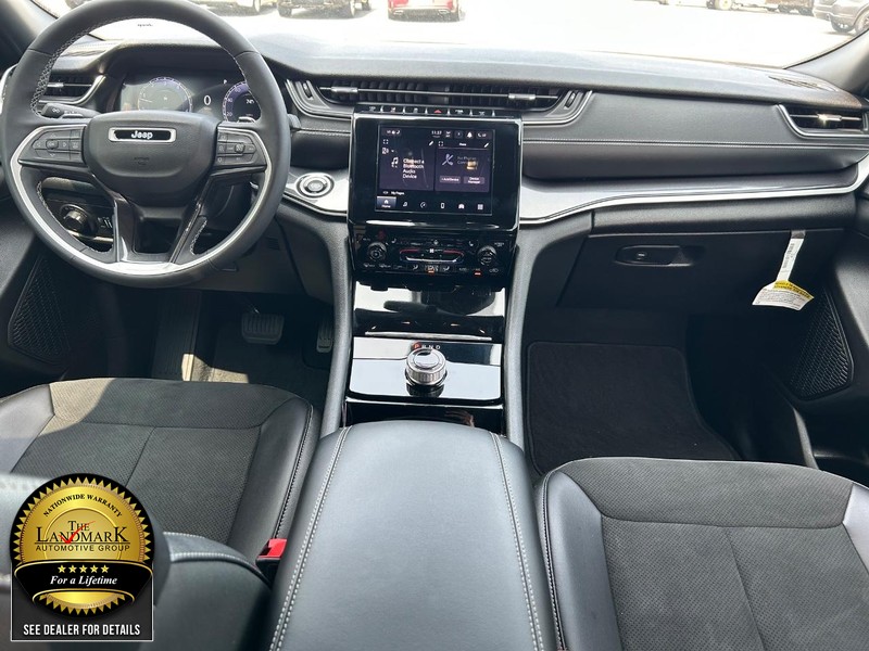 Jeep Grand Cherokee L Vehicle Full-screen Gallery Image 18