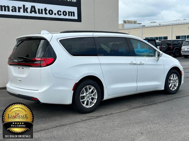 Chrysler Pacifica Vehicle Full-screen Gallery Image 3
