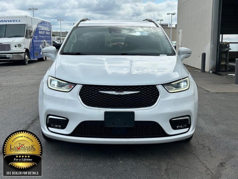 Chrysler Pacifica Vehicle Full-screen Gallery Image 4