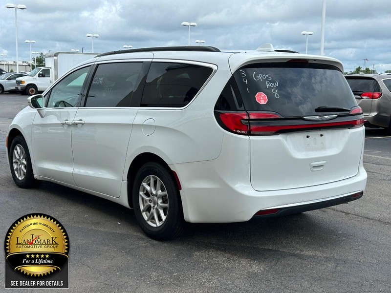 Chrysler Pacifica Vehicle Full-screen Gallery Image 6