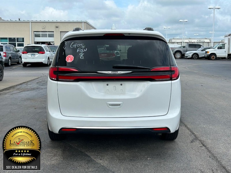 Chrysler Pacifica Vehicle Full-screen Gallery Image 7