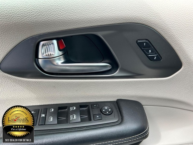 Chrysler Pacifica Vehicle Full-screen Gallery Image 8