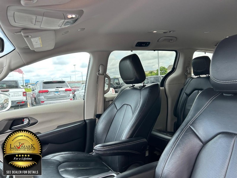 Chrysler Pacifica Vehicle Full-screen Gallery Image 9