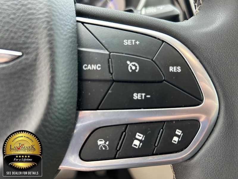 Chrysler Pacifica Vehicle Full-screen Gallery Image 11