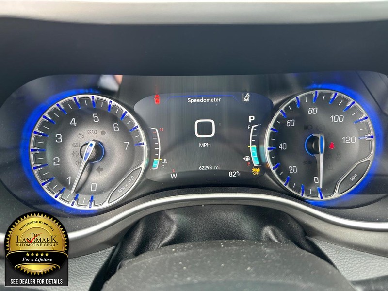 Chrysler Pacifica Vehicle Full-screen Gallery Image 12