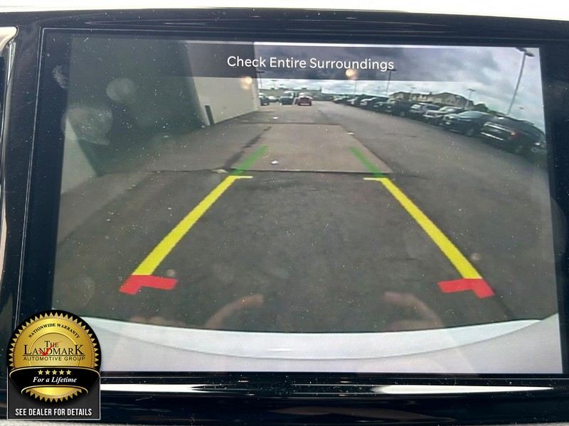 Chrysler Pacifica Vehicle Full-screen Gallery Image 13