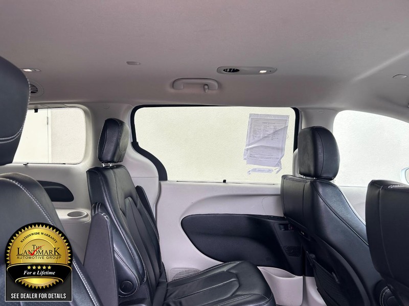 Chrysler Pacifica Vehicle Full-screen Gallery Image 15