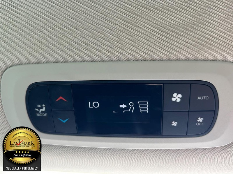 Chrysler Pacifica Vehicle Full-screen Gallery Image 16