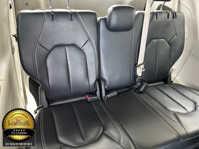 Chrysler Pacifica Vehicle Full-screen Gallery Image 17