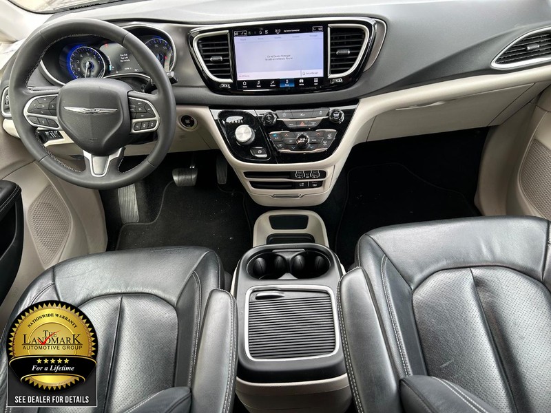 Chrysler Pacifica Vehicle Full-screen Gallery Image 18