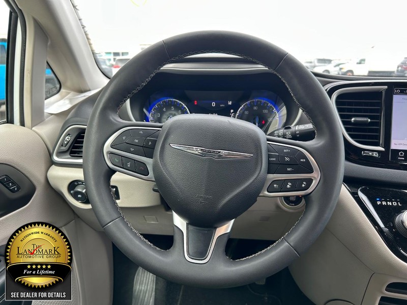 Chrysler Pacifica Vehicle Full-screen Gallery Image 19