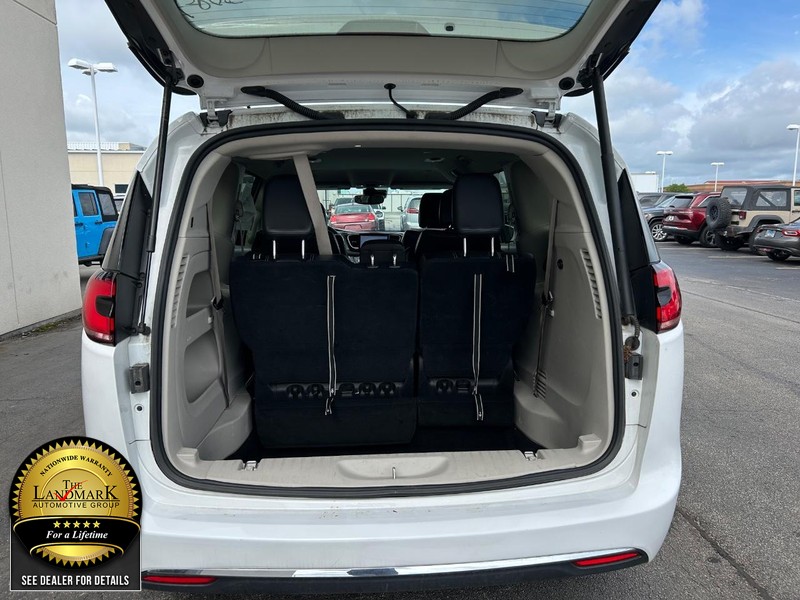 Chrysler Pacifica Vehicle Full-screen Gallery Image 21