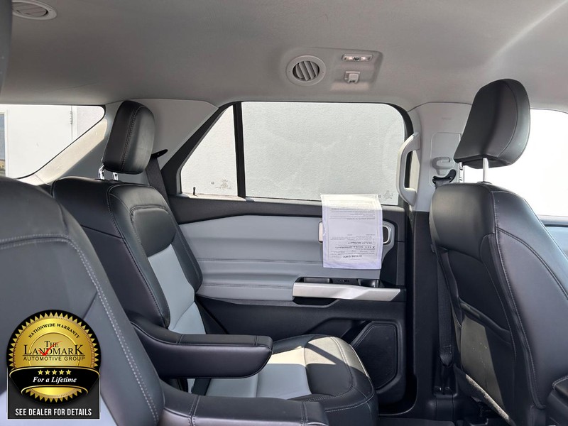 Ford Explorer Vehicle Full-screen Gallery Image 15