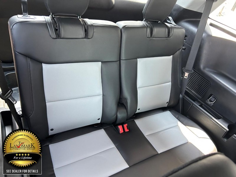 Ford Explorer Vehicle Full-screen Gallery Image 17