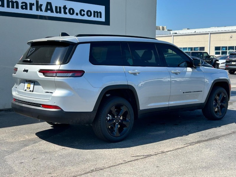 Jeep Grand Cherokee L Vehicle Full-screen Gallery Image 3