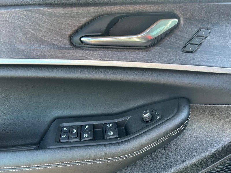 Jeep Grand Cherokee L Vehicle Full-screen Gallery Image 4