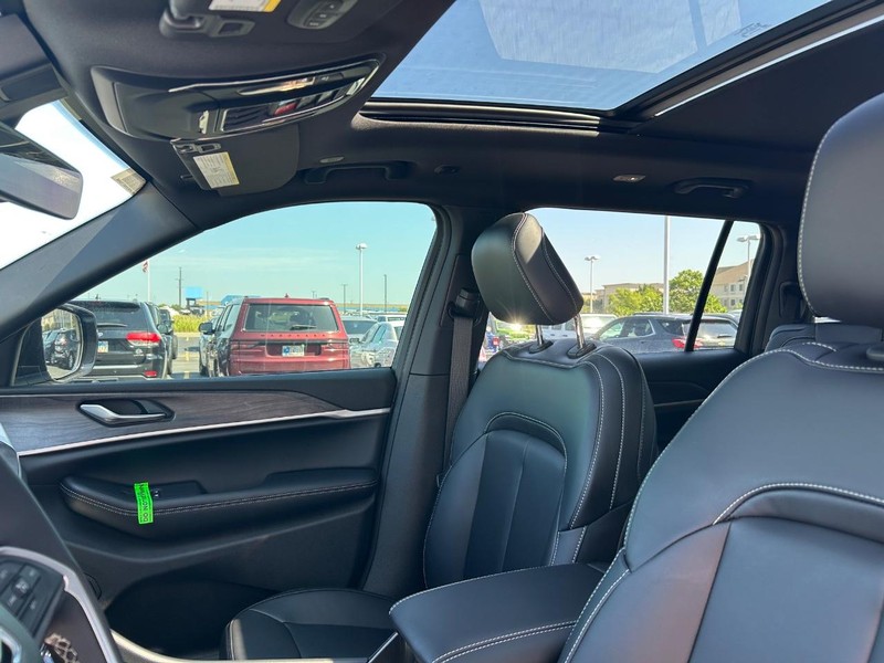 Jeep Grand Cherokee L Vehicle Full-screen Gallery Image 5