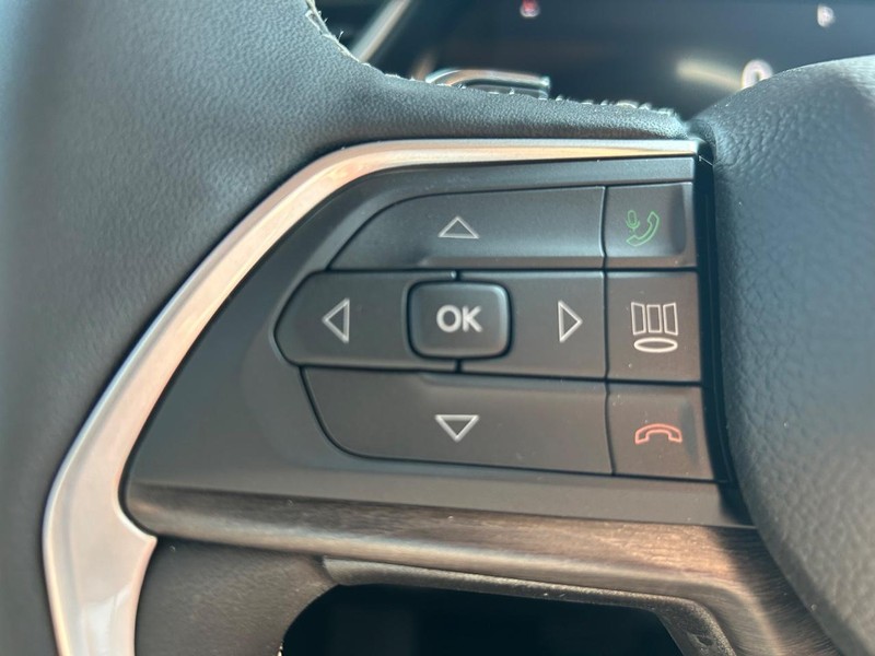 Jeep Grand Cherokee L Vehicle Full-screen Gallery Image 6