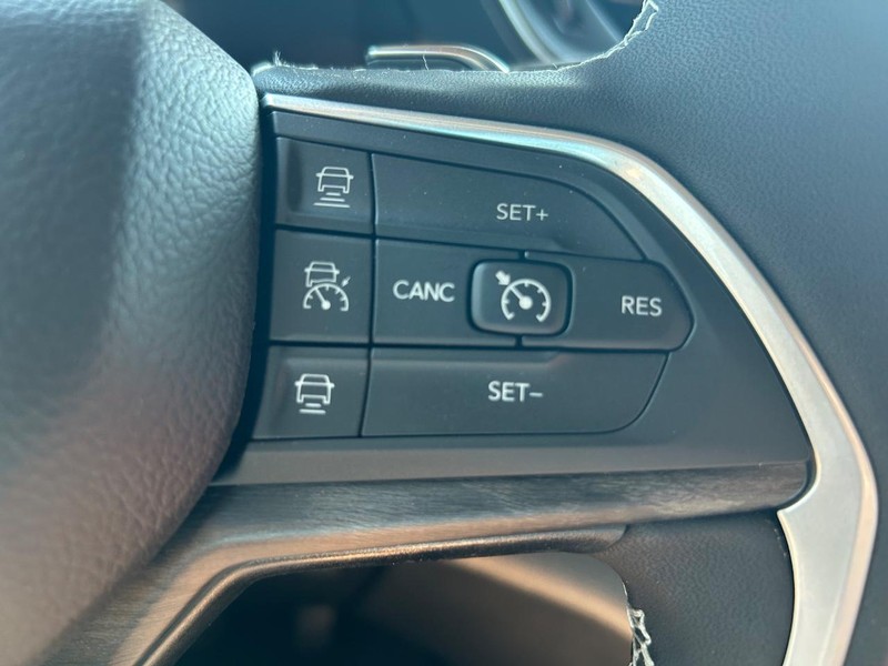 Jeep Grand Cherokee L Vehicle Full-screen Gallery Image 7