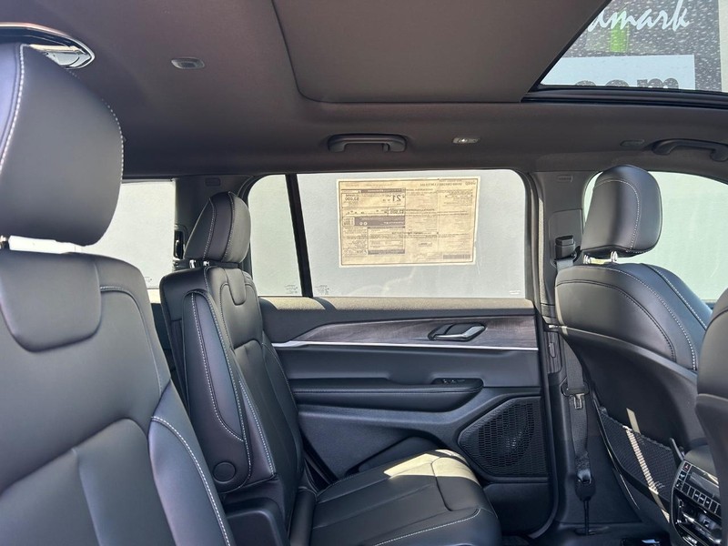 Jeep Grand Cherokee L Vehicle Full-screen Gallery Image 10