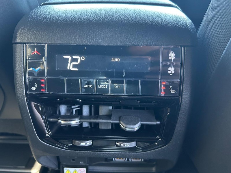 Jeep Grand Cherokee L Vehicle Full-screen Gallery Image 11