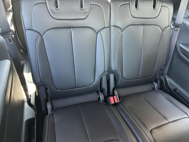 Jeep Grand Cherokee L Vehicle Full-screen Gallery Image 12