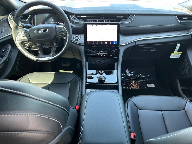 Jeep Grand Cherokee L Vehicle Full-screen Gallery Image 13