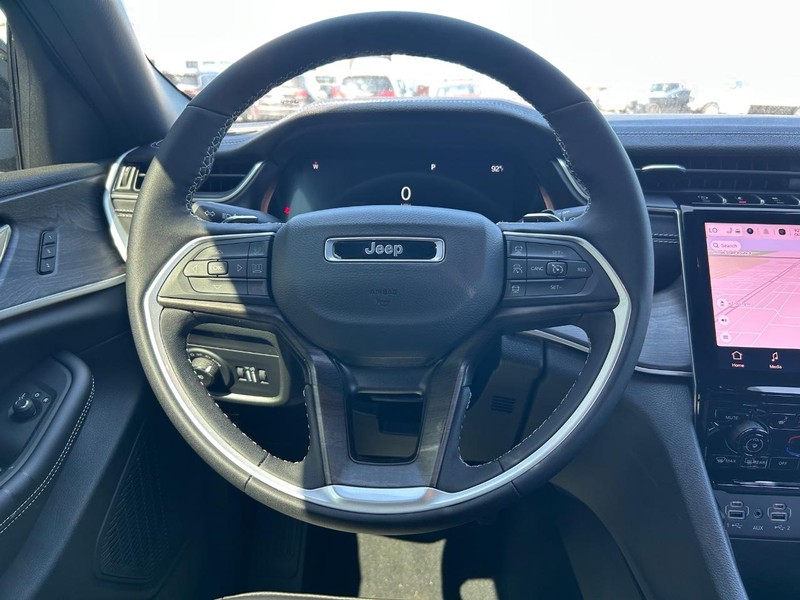 Jeep Grand Cherokee L Vehicle Full-screen Gallery Image 14