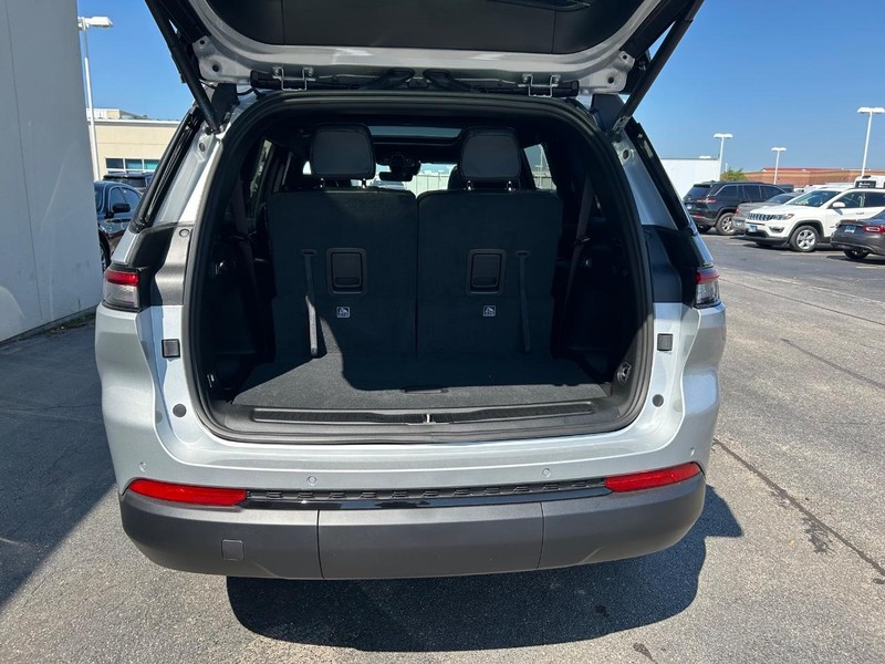 Jeep Grand Cherokee L Vehicle Full-screen Gallery Image 16