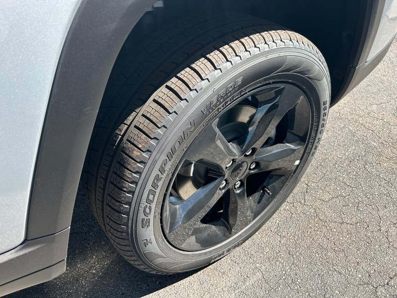 Jeep Grand Cherokee L Vehicle Full-screen Gallery Image 17