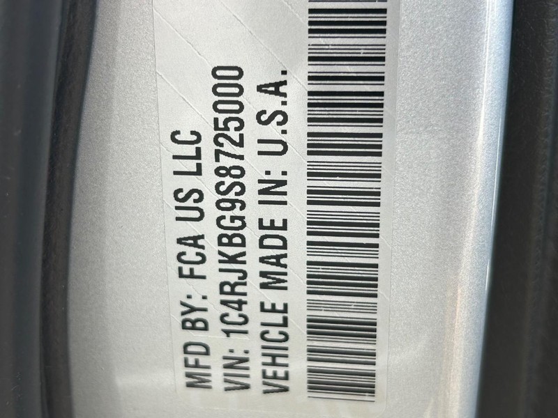 Jeep Grand Cherokee L Vehicle Full-screen Gallery Image 18