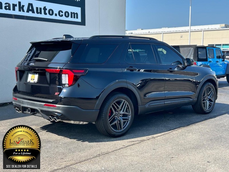 Ford Explorer Vehicle Full-screen Gallery Image 3