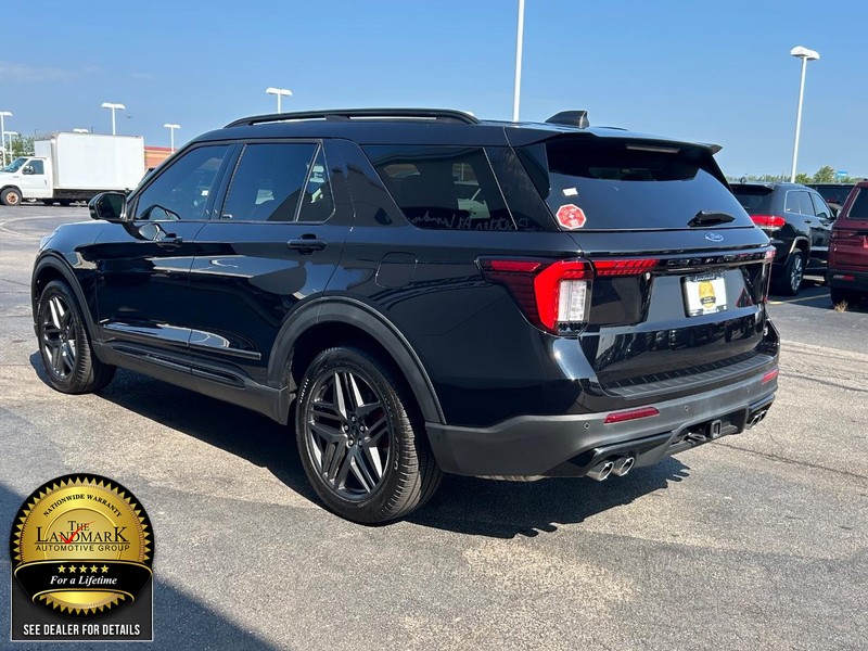 Ford Explorer Vehicle Full-screen Gallery Image 6