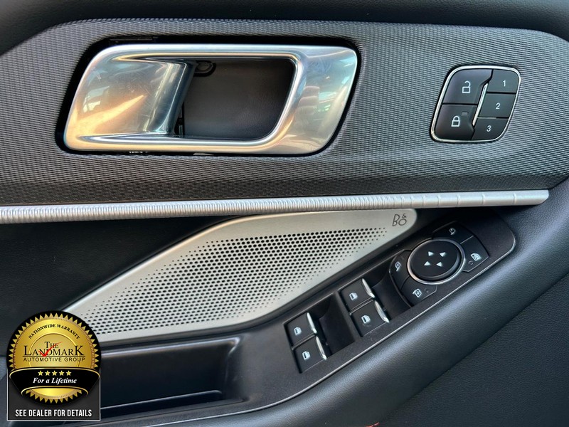 Ford Explorer Vehicle Full-screen Gallery Image 8