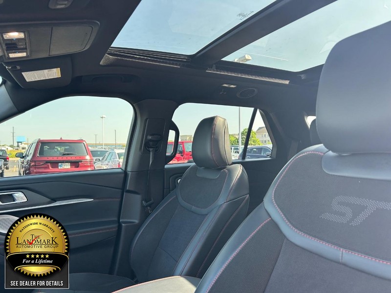 Ford Explorer Vehicle Full-screen Gallery Image 9