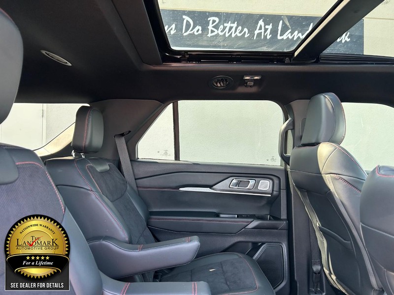 Ford Explorer Vehicle Full-screen Gallery Image 15